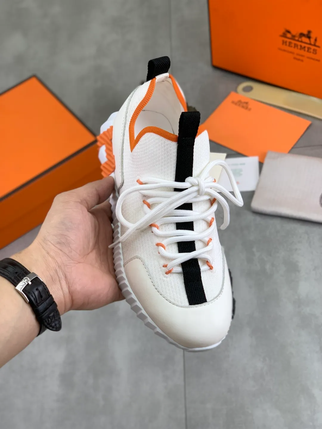 Men's men's shoes 💰P580 New model Top version Original order Hermes Men's Drift Sneaker Summer new casual sports shoes Original purchase, development, production H family men's classic series, technical breathable fabrics with cowhide, casual sports shoes, casual shoes, sports dad shoes combine high-tech breathable materials and cowhide, H family exclusive button decoration on the side. The outsole is full of H italic design and bright colors to show vitality and continue the brand design inspiration. Stroll around the city lightly and feel free and comfortable. Delivered in exquisite packaging 🛍📦 ▪️Fabric: original customized breathable material + first-layer cowhide ▪️Inner: cowhide feet ▪️Outsole: molded and evacuated PU+TPU material ▪️Size: 35-45 Multiple colors available Premium packaging
